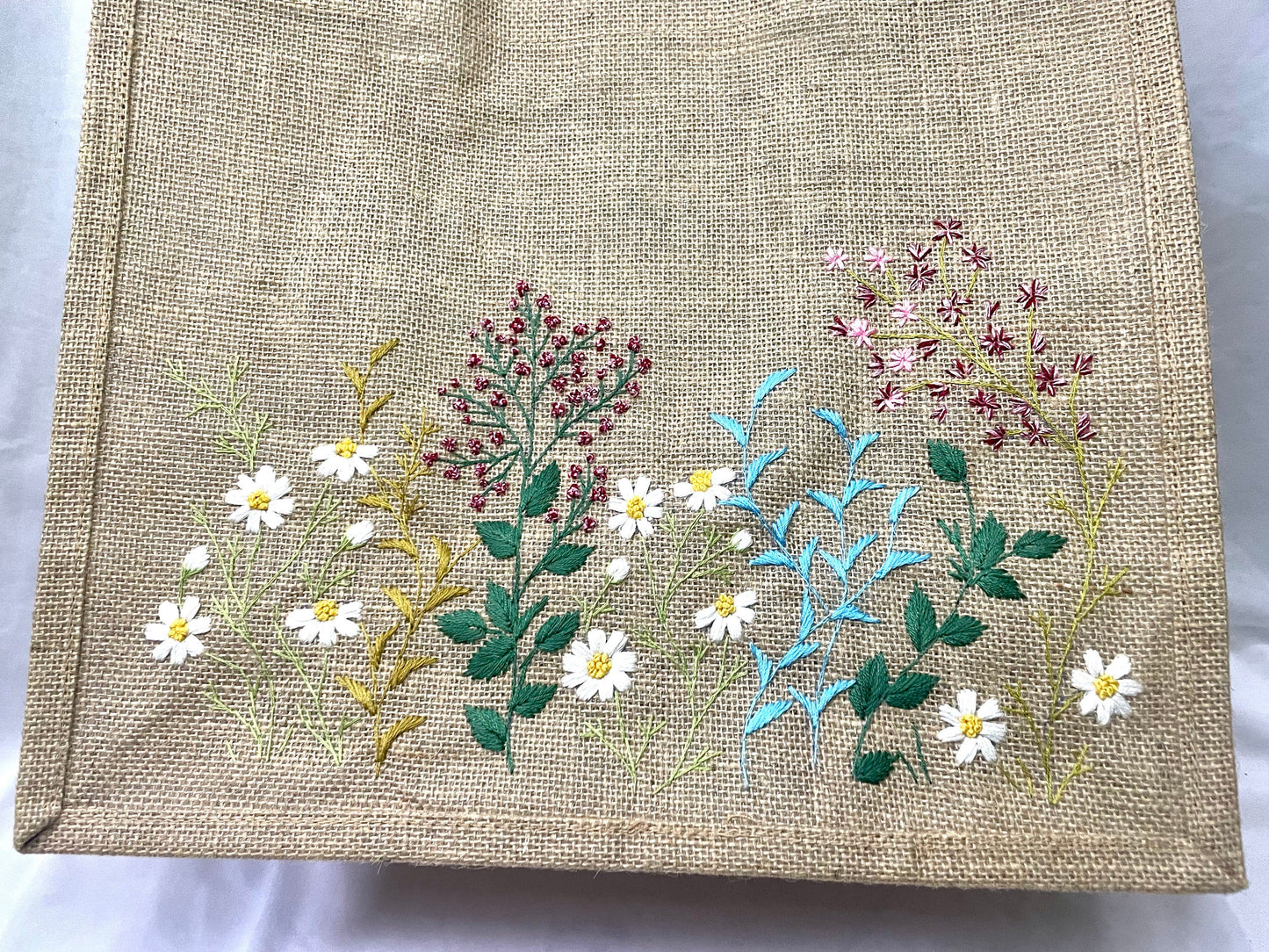 Embroidery jute tote bag | Embroidery Daisy jute tote bag |Embroidery Floral jute tote bag | gift for friend | gift for mom | gift for her